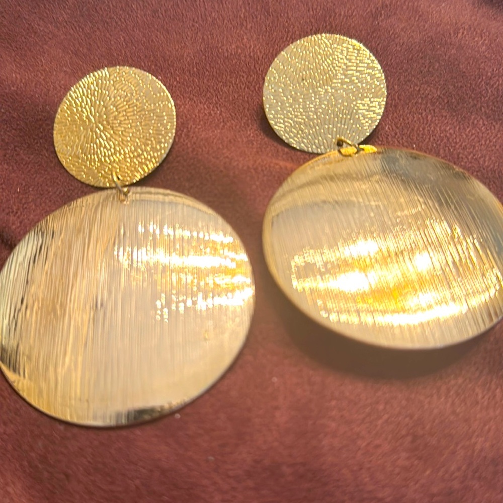 “M Style Lab" Earrings  w/ 2 gold circles w/ post backs  EUC